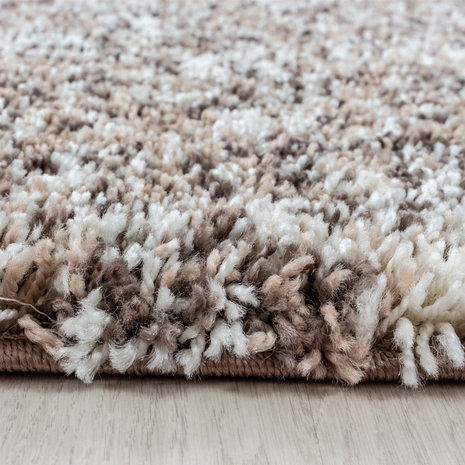 Hoogpolig beige gemeleerd vloerkleed Shaggy Queen 4500 